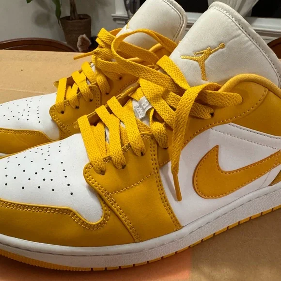 Jordan Sneakers Yellow and White - Picture 6 of 16